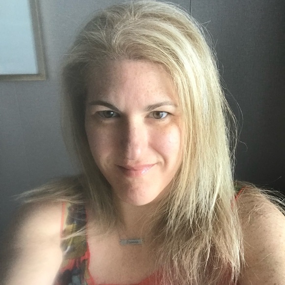 Meet your Posher, Deanna - Picture 2 of 3